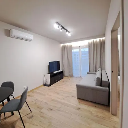 Refurbished With Balcony In Perfect Location Of Wrocalw Apartamento