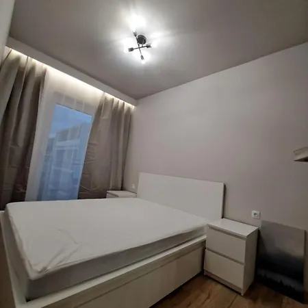 Refurbished With Balcony In Perfect Location Of Wrocalw Apartamento